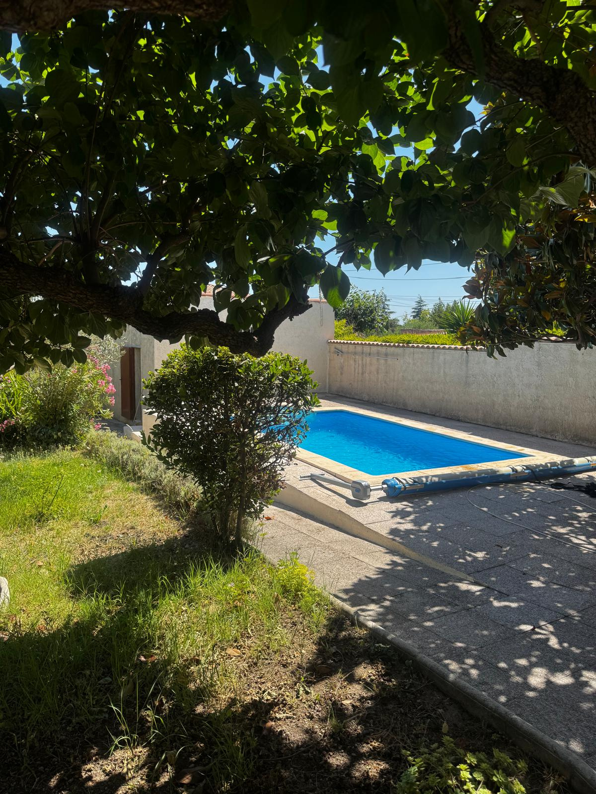 Maison de plain-pied avec piscine, grand garage et fort pote